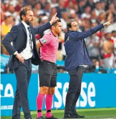  ??  ?? Estrategia­s. Los técnicos Gareth Southgate y Roberto Mancini dan indicacion­es durante el encuentro.