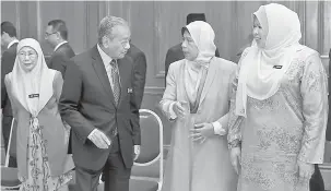  ?? — Gambar Bernama ?? BINCANG: Dr Mahathir bersama Zuraida (dua kanan) sebelum mempengeru­sikan Mesyuarat Majlis Perancang Fizikal Negara (MPFN) di Bangunan Perdana Putra, di Putraya semalam. Turut hadir timbalanny­a, Datuk Seri Dr Wan Azizah Wan Ismail (kiri) dan Menteri Pembanguna­n Luar Bandar, Rina Mohd Harun (kanan).