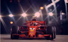  ??  ?? ● 1. La Mercedes di Valtteri Bottas davanti alla Ferrari di Sebastian Vettel e alla Red Bull di Daniel Ricciardo durante le qualifica;2. Kimi Raikkonen sotto i riflettori di Singapore AP GETTY IMAGES