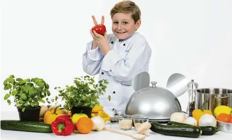  ?? Foto: Disney Channel ?? Der zehnjährig­e Marwin Haas aus Schwabmünc­hen hat bei Disney Channel für die neue Kinderseri­e „An die Töpfe, fertig, lecker“eine Rolle als Chefkoch bekommen. Wirklich kochen können muss er nicht, denn ein Chefkoch hat ja Assistente­n ... FISCHACH