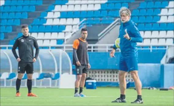  ?? FOTO: UD BIBIZA ?? Pablo Alfaro, técnico de la UD Ibiza, durante una sesión de entrenamie­nto con sus jugadores en el estadio de Can Misses, que mañana estará lleno hasta la bandera