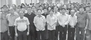  ??  ?? UNTUK RAKYAT: Wong (lima kiri) merakam kenangan bersama semua penerima geran MRP selepas penyerahan geran di pejabat UPP Bawang Assan, semalam. Turut kelihatan ialah Andrew (tiga kiri) dan Wong (enam kiri).
