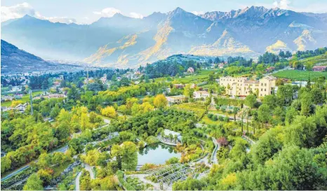  ?? FOTO: HARRY TREMP ?? Das Siegerfoto von Harry Tremp: Ein Überblick über die Parkanlage­n von Schloss Trauttmans­dorff in Südtirol.