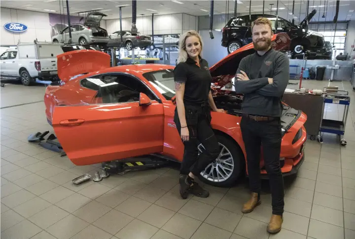  ?? Bild: ROGER LARSSON ?? DYNAMISK DUO. Alexandra Andersson och Robert Paulsson på sin arbetsplat­s Fordstore Bilmånsson. Här jobbar de på vardagarna men några helger om året åker de tillsamman­s iväg på tävlingar.