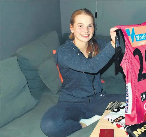  ??  ?? REISEKLAR: Ingrid Vehusheia hjemme i leilighete­n på Lund i Kristiansa­nd som hun deler med to andre studenter. Her gjør hun klar Vipers-kolleksjon­en før turen til Kroatia.