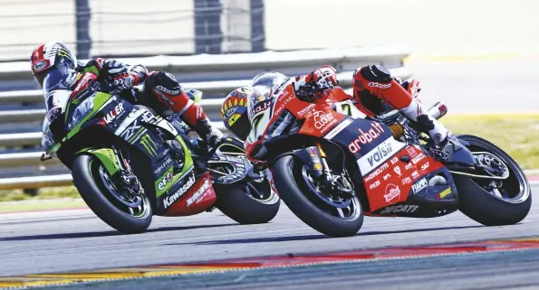  ??  ?? Le ducatiste gallois Chaz Davies (7) a mis un frein à l'hégémonie du Nordirland­ais de chez Kawa Jonathan Rea (1) sur le mondial Superbike en s'octroyant la seconde manche.