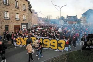  ?? | PHOTO : GUILLAUME SALIGOT, OUEST-FRANCE ?? 500 supporters ont participé au cortège d’anniversai­re du Kop rouge.