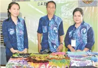  ??  ?? MAJISAH (kanan), Ghazali dan Rosjumah (kiri) pengusaha batik canting dari Kampung Pantai Sipitang.
(Gambar bawah) PENGUSAHA bimbingan KPLB (peserta pameran) bergambar kenangan bersama Abdul Halim (duduk empat kiri), Khatijah dan (tiga kiri) dan Linda...