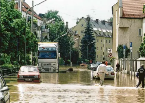  ?? Fotos: Anne Wall ?? Beim Pfingsthoc­hwasser 1999 wurden in Augsburg weite Teile von Pfersee und Göggingen überflutet.