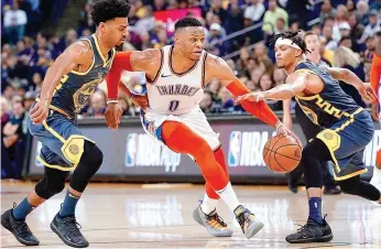  ??  ?? Russell Westbrook foi decisivo e aqui fura entre Quinn Cook e Damion Lee