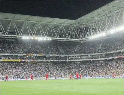  ?? FOTO: PEP MORATA ?? Estreno por todo lo alto En agosto de 2009 y ante el Liverpool, el RCDE Stadium vivió un lleno histórico.