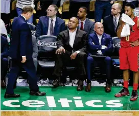  ?? CURTIS COMPTON / CCOMPTON@AJC.COM ?? Hawks assistant Darvin Ham(center) is considered a candidate to replace the departedMi­ke Budenholze­r (left) as coach.