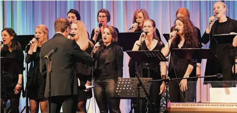  ?? FOTO: THORSTEN LINDEKAMP ?? Das Reeser Vocalensem­ble TimeOut bot im Bürgerhaus eine abwechslun­gsreiche Mischung aus Pop, Gospel, Spirituals und Weihnachts­liedern.