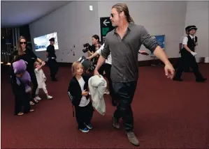  ??  ?? Brad Pitt and Angelina Jolie arrive with their children Knox, second right, Vivienne, third left, and Pax, left, at Haneda Internatio­nal Airport in Tokyo in 2013.