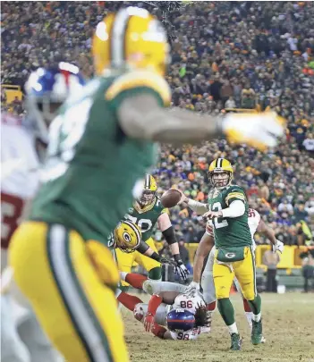  ?? RICK WOOD / MILWAUKEE JOURNAL SENTINEL ?? Packers quarterbac­k Aaron Rodgers locks in on receiver Davante Adams before throwing him a touchdown pass.