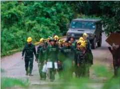 ?? FOTO: YE AUNG THU/RITZAU SCANPIX ?? Thailandsk­e soldater på vej ud af hulerne efter redningsak­tionen i går.