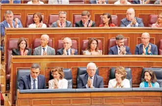  ??  ?? El presidente del gobierno en funciones y candidato socialista, Pedro Sánchez (izquierda), durante la segunda jornada del debate de investidur­a, ayer en el Congreso, en Madrid.