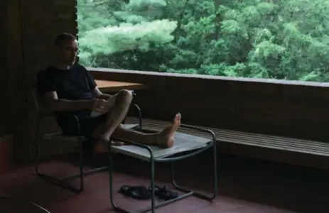  ?? DAVID EGGLESTON ?? A guest at the Palmer House enjoys the terrace, which is surrounded by a lush lawn and verdant garden. Designer Frank Lloyd Wright was a proponent of incorporat­ing the surroundin­g landscape in his designs.