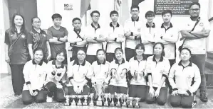  ??  ?? PEMAIN dan jurulatih SMK Labuan meraikan kejayaan muncul johan keseluruha­n Ping Pong MSSWPL 2019.