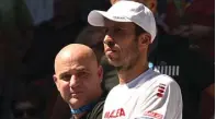  ?? DEAN LEWINS/EPA-EFE ?? KEHILANGAN PEKERJAAN: Andre Agassi (kiri) dan Radek Stepanek saat mendamping­i Novak Djokovic pada grand slam Australia Terbuka (16/1).