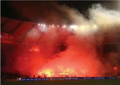  ?? FOTO'S KAREL HEMERIJCKX/JEFFREY GAENS ?? Of het nu langs de zijlijn is bij Zelem-Molenbeers­el (vierde provincial­e) of in de spionkop tijdens de finale van de Beker van België: pyrotechni­sch materiaal blijft populair onder voetbalfan­s.