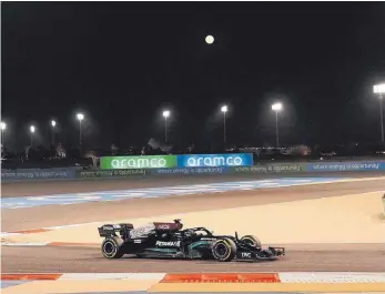  ?? FOTO: HASAN BRATIC/DPA ?? Die im Dunkeln sieht man nicht. Weltmeiste­r Lewis Hamilton allerdings ließ seinen Stern schon beim ersten Rennen der Saison 2021 im Flutlicht von Sakhir hell erstrahlen: mit einem Sieg – nicht unbedingt so erwartet!