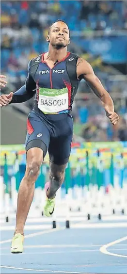  ?? SRDJAN SUKI / EFE ?? Celebració­n. Orlando Ortega despliega los brazos tras haber alcanzado la plata en la final de los 110 m vallas, en Río. A su derecha aparece el chipriota Trajkovic, que fue séptimo; y a su izquierda, el francés Bascou, bronce