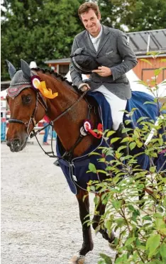  ?? Foto: Ursula Puschak ?? Ein Gruß mit strahlende­r Miene: Maximilian Weishaupt bei der Siegerehru­ng nach dem S*** Springen.