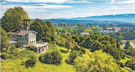  ?? FOTO: CF ?? Bei dieser Aussicht hatten es die Gäste damals nicht eilig, einzutrete­n: Rudolf Bast erinnert sich an einen Faschingsb­all im Hoyerbergs­chlössle. Als Mitglied im Vergnügung­sausschuss des „Lindauer Vespa und Lambretta Club“war er für die Dekoration zuständig. Die Aufnahme zeigt das Schlössle 65 Jahre später.