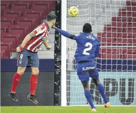  ?? (Photo: AFP) ?? Atletico Madrid’s Uruguayan forward Luis Suarez (left) scores with a header during the Spanish League match against Getafe at the Wanda Metropolit­ano stadium in Madrid, Spain, yesterday.