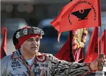  ?? Kent Porter / AP ?? Ventura Langoria espera por otros miembros del sindicato de trabajador­es agrícolas para iniciar una marcha en homenaje a César Chávez en Santa Rosa, California, el domingo 2 de abril de 2017.