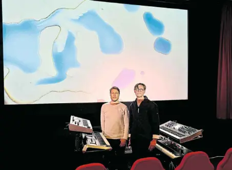  ?? FOTO: TNL ?? Großes Kino: Matthias Strobl (links) und Martin Herbst laden am 2. Mai zu einer audiovisue­llen Reise in die Bielefelde­r Kamera ein.