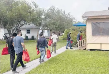  ?? KIRSTEN LUCE/THE NEW YORK TIMES ?? Migrants arrive May 3 at La Posada Providenci­a, a temporary shelter in San Benito, Texas.