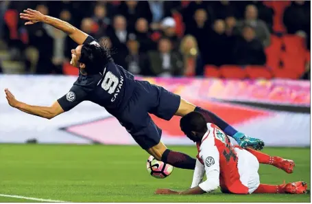  ?? (Photos AFP) ?? Edinson Cavani n’a fait aucun cadeau à la jeune garde monégasque. Le jeune défenseur Safwan Mbae n’a rien pu faire...