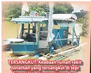  ??  ?? TERSANGKUT: Keadaan rumah rakit Jonathan yang tersangkut di tepi Sungai Limbang pagi semalam.