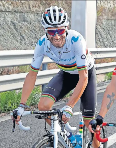  ??  ?? SONRIENTE. Alejandro Valverde disfruta de su profesión y lo transmite con su alegría y naturalida­d.