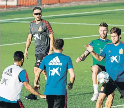  ?? FOTO: EFE ?? Luis Enrique debe encontrar al nuevo compañero de Ramos en defensa tras el adiós de Piqué tras el Mundial de Rusia