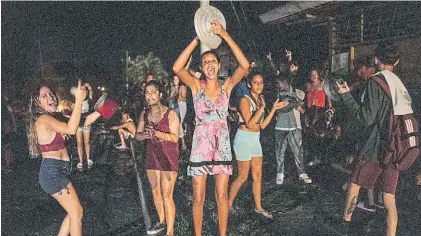  ?? AP ?? Protesta y demandas. Cubanos con cacerola en una marcha contra la dictadura de la isla caribeña.