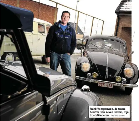  ?? Foto: Yorick Jansens ?? Frank Vanspauwen, de trotse bezitter van zeven kevers, zijn troetelkin­deren.