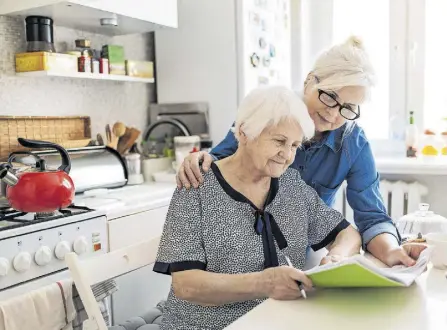  ?? FOTO: APA/BARBARA GINDL ?? Verschiede­ne Servicelei­stungen der Wirtschaft­skammer Niederöste­rreich helfen Personenbe­treuer*innen ihren teilweise doch anstrengen­den Beruf gut zu meistern. Dies nützt auch den Kund*innen.