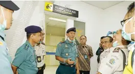  ?? DIPTA WAHYU/JAWA POS ?? LANGKAH TAKTIS: Komandan Lanudal Juanda Kolonel Laut Muhammad Tohir (tengah) melihat ruang isolasi di Bandara Juanda. Penumpang langsung mendapatka­n penanganan begitu terdeteksi demam.