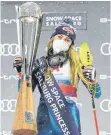  ?? FOTO: AFP ?? Großer Lohn für einen großen Sieg: Mikaela Shiffrin in Flachau.