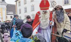  ?? ARCHIVFOTO: FERDINAND LEINECKER ?? Der Nikolaus kommt auch in diesem Jahr wieder auf den Ochsenhaus­er Weihnachts­markt und überrascht die Kleinsten.