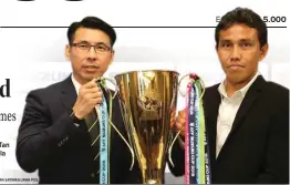  ?? CHANDRA SATWIKA/JAWA POS. ?? AJANG DUA TAHUNAN: Bima Sakti (kanan) dan Tan Cheng Hoe bersama Piala AFF di Jakarta kemarin.