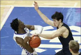  ?? JAMES CRISP — THE ASSOCIATED PRESS ?? Kentucky’s Terrence Clarke, left, has the ball knocked away by
Notre Dame’s Cormac Ryan during the second half Saturday in Lexington, Ky. Notre Dame won 64-63.