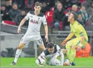  ?? AFP ?? Dele Alli (centre) received a straight red card for his horror tackle on Gent’s Brecht Dejaegere during a Europa League match.