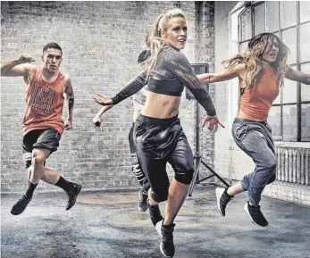  ?? FOTO: DPA ?? Anspruchsv­olle Choreograf­ie: Bodyjam von Les Mills wird zu Hip-Hop-Musik getanzt.