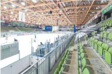  ?? FOTO: FELIX KÄSTLE ?? Eishockey vor leeren Rängen – ein längst gewohntes Bild in der Ravensburg­er CHG-Arena.