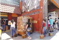  ??  ?? Sin sana distancia. Igual como sucede en Saltillo, en Ramos Arizpe se forman largas filas para comprar cerveza.