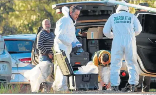  ?? ALBERTO DOMÍNGUEZ ?? Llegada de los agentes de criminalís­tica de la Guardia Civil al paraje donde fue encontrado el cuerpo sin vida de Laura Luelmo el 17 de diciembre.